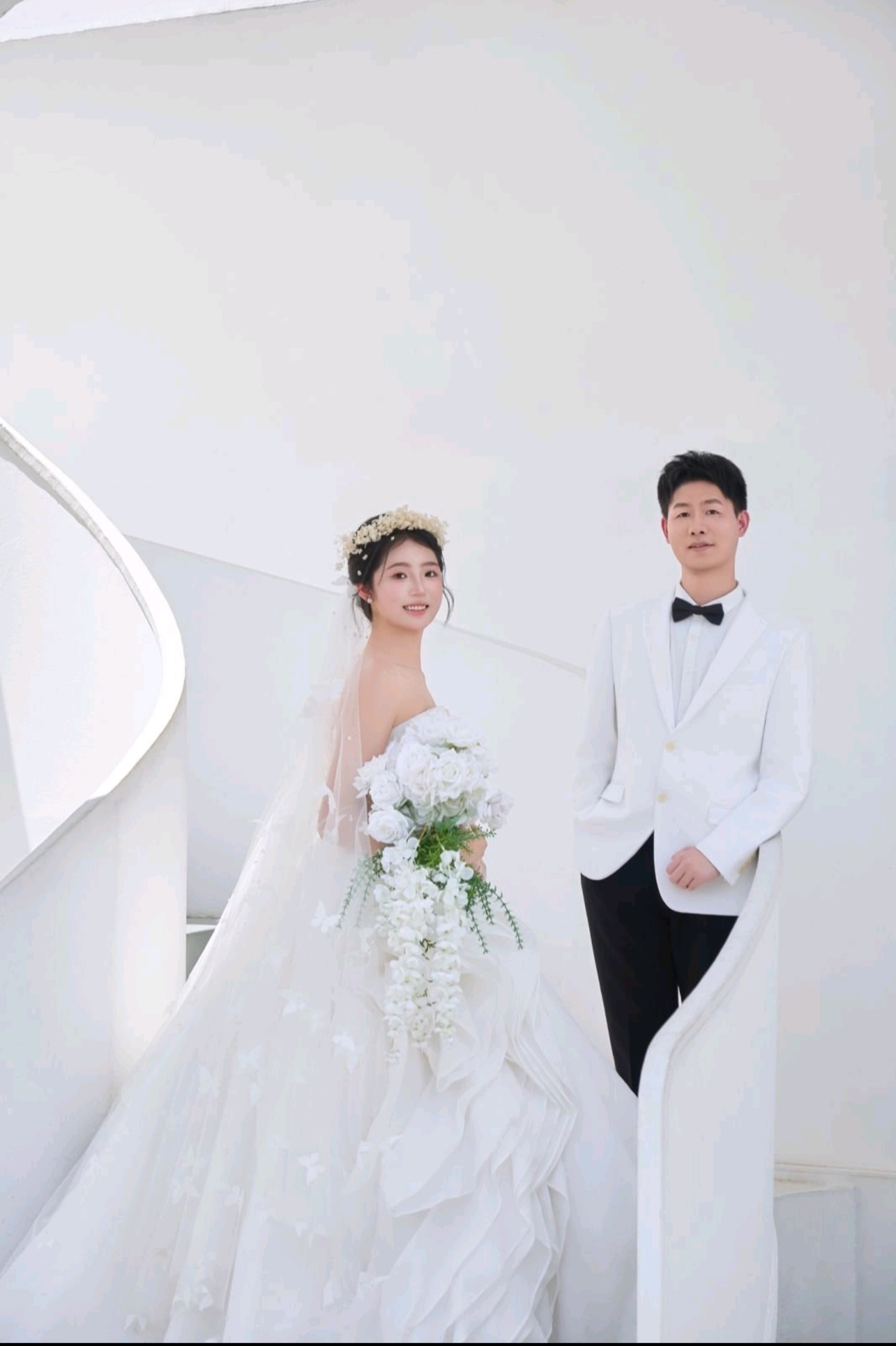 新人在拱门下的婚纱照