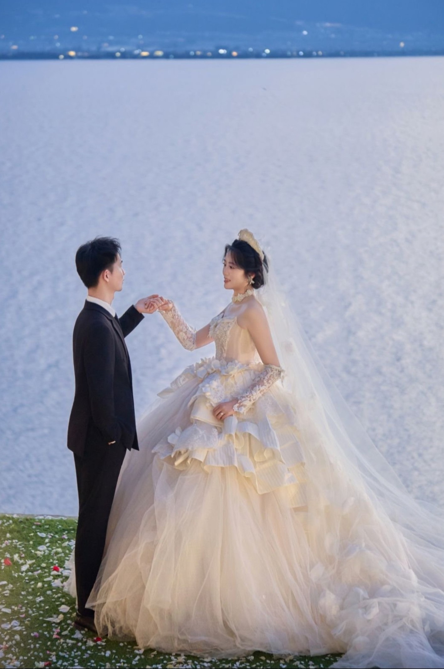 新人在海边的婚纱照