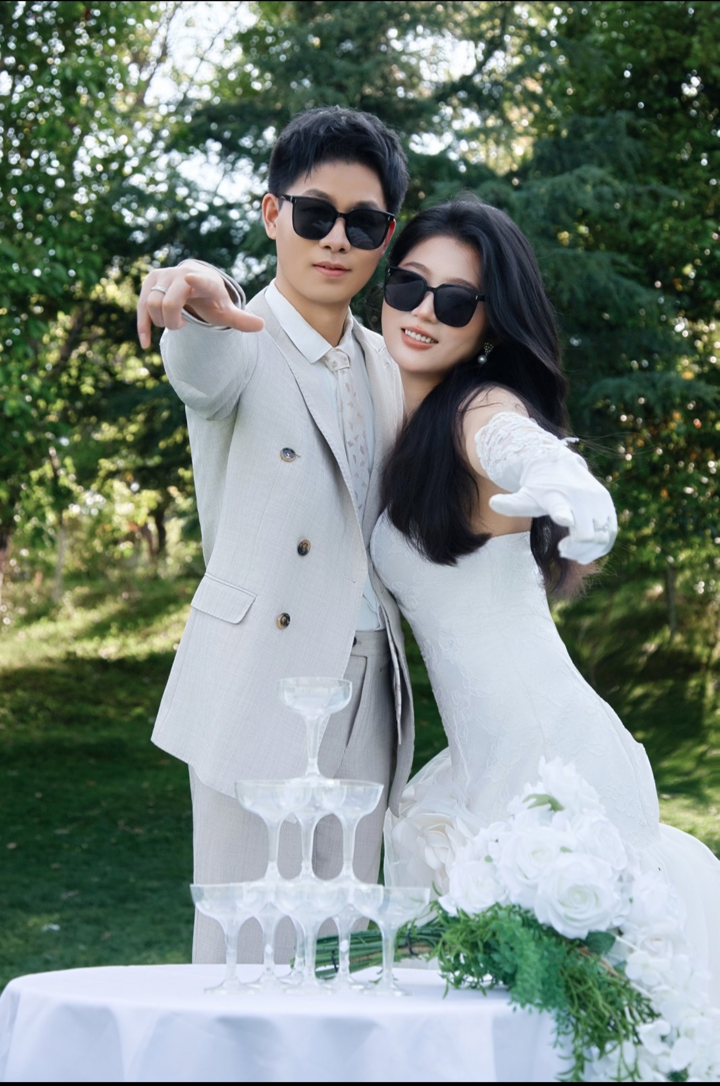 新人在花园里的合照